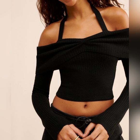 Kimchi Blue Tops - Kimchi Blue Devon Cropped Halter Cold Shoulder Long Sleeve Slim Sweater, Black M